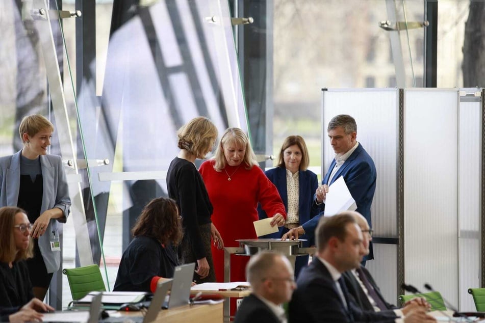 Petra Köpping (66, SPD) bei der Stimmabgabe im zweiten Wahlgang.