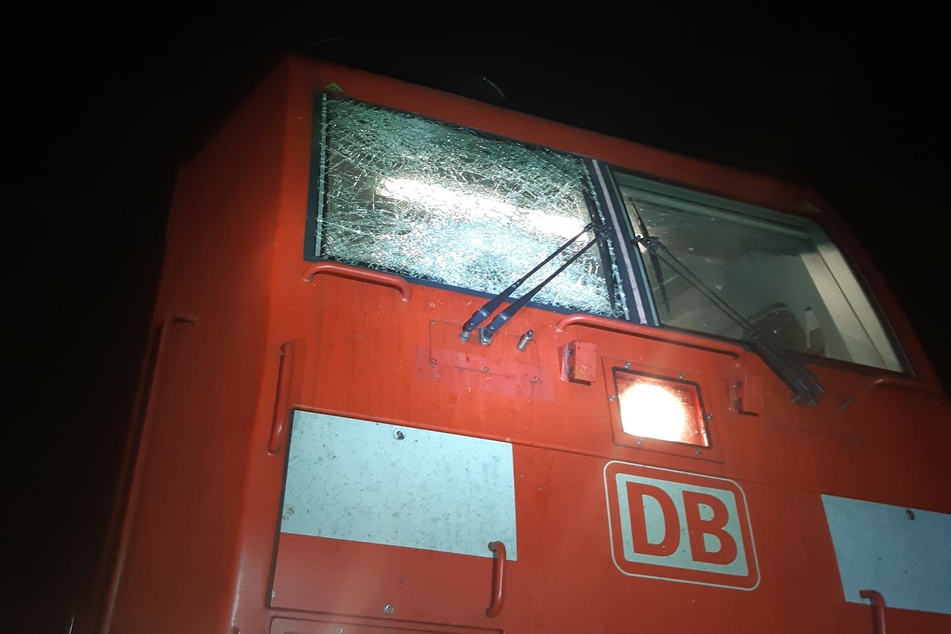 Stein-Attacke auf Zug in Köln, Lokführer verletzt