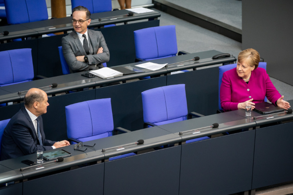 Bundeskanzlerin Angela Merkel (CDU) spricht vor der Plenarsitzung des Deutschen Bundestages und ihrer Regierungserklärung zur Bewältigung der Covid-19-Pandemie in Deutschland und Europa mit Olaf Scholz (SPD) und Heiko Maas (SPD).