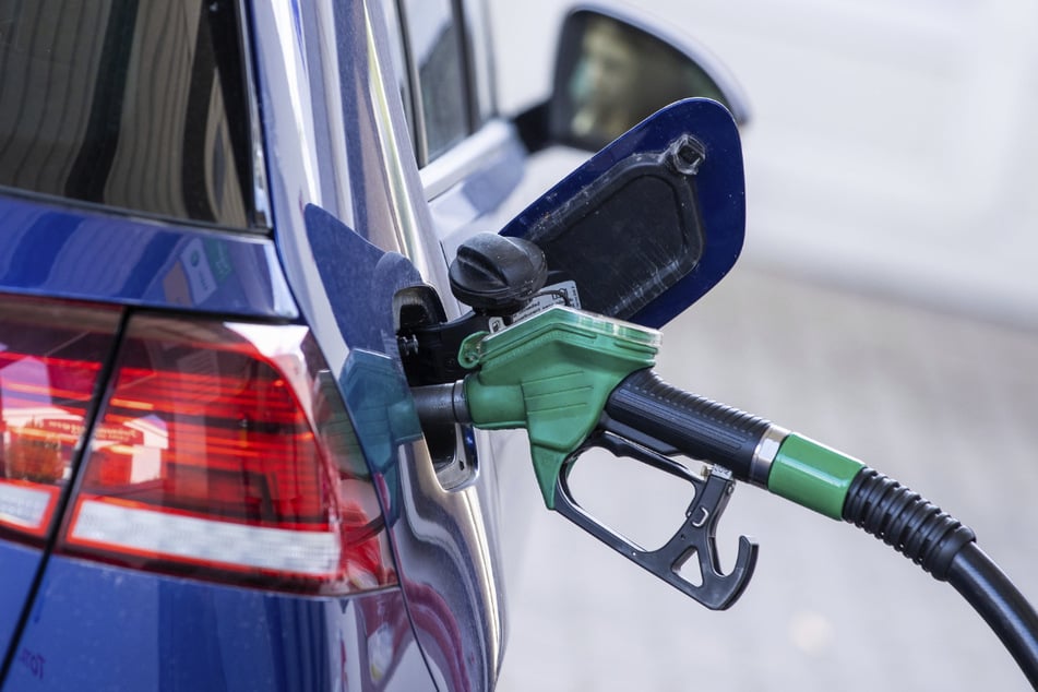 Solange die meisten Autos noch mit Sprit fahren, sind die Kraftstoffpreise für viele Menschen relevant.
