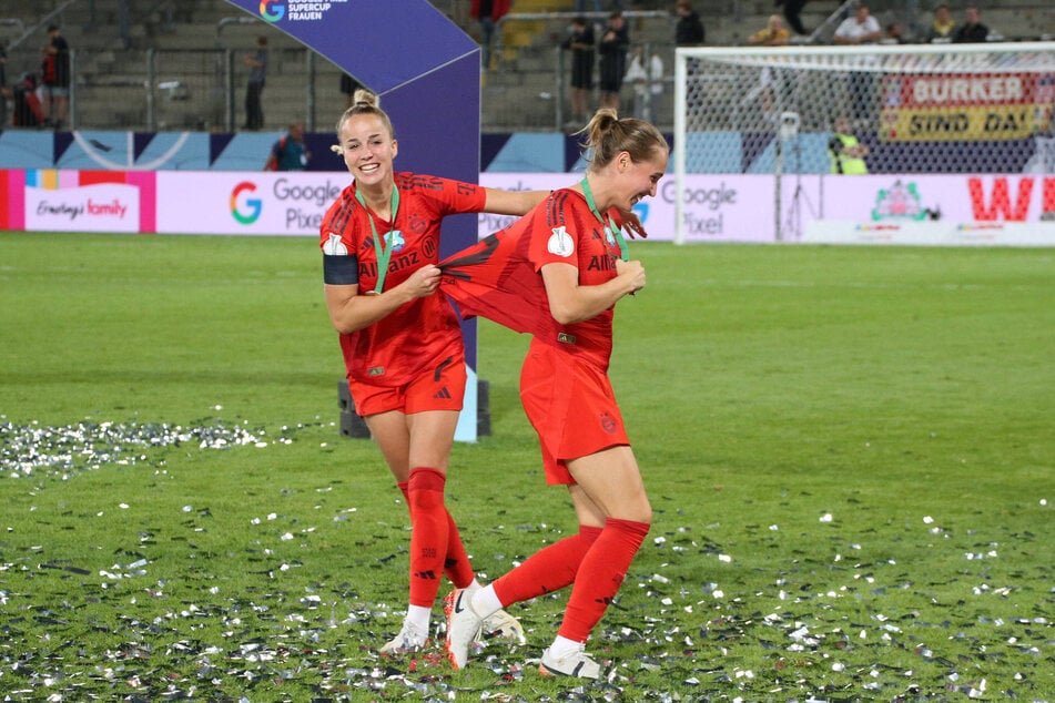 Giulia Gwinn (26, l.) und Sydney Lohmann (25) feierten im August 2024 den Supercup-Sieg der Bayern über Wolfsburg.
