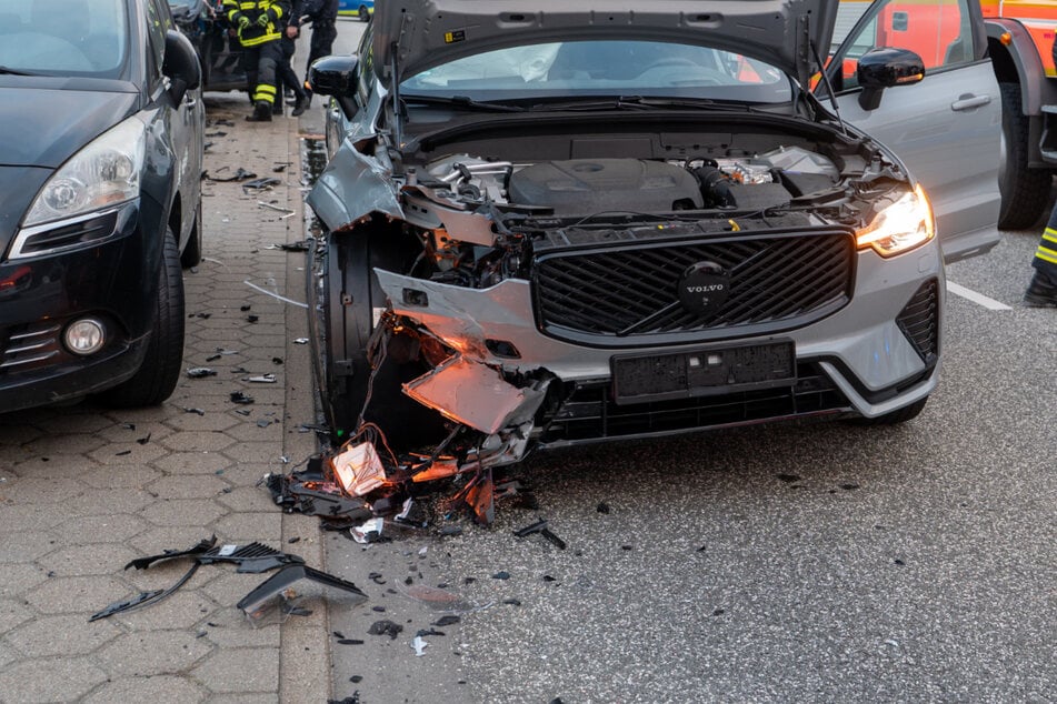 Auto übersehen? VW-Fahrer kracht in Volvo und wird schwer verletzt