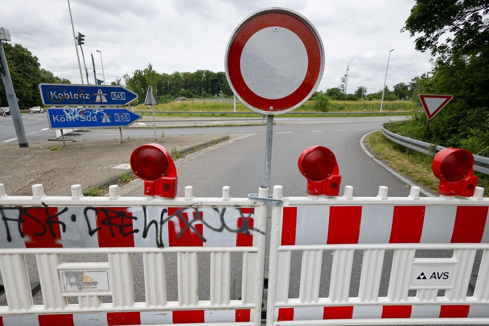 Im Rheinland als auch im Ruhrgebiet müssen Pendler und Berufskraftfahrer starken Nerven wegen zahlreichen Sperrungen beweisen.