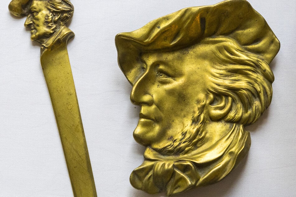 Brieföffner und Aschenbecher mit dem Konterfei Wagners gehören zu den Artefakten der Sammlung.