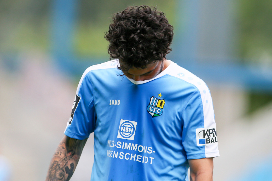 Drei Tore beim 4:2-Sieg und doch abgestiegen - Philipp Hosiner kann's nicht fassen.
