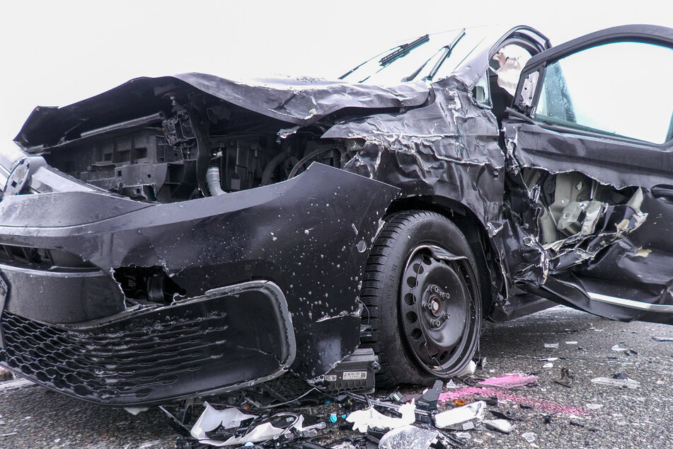 Glätte-Unfall im Erzgebirge: VW und Mazda krachen auf Landstraße zusammen