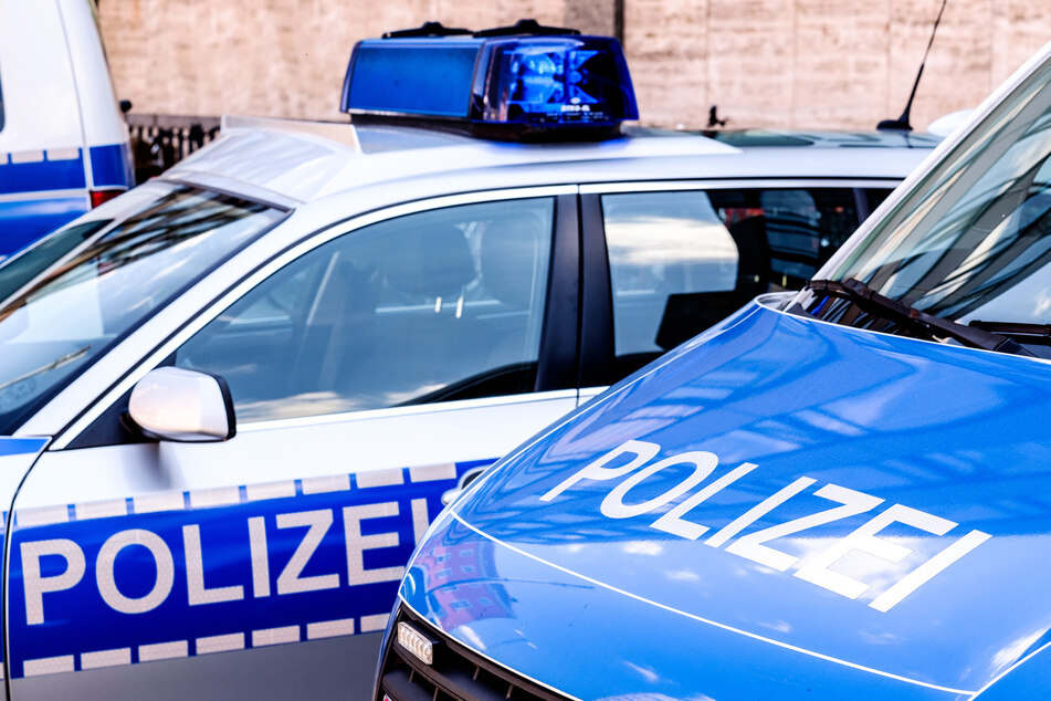Ein 21 Jahre alter Mann aus Wuppertal soll drei Kinder sexuell missbraucht und Bilder und Videos davon im Internet verbreitet haben. Die Polizei hat ihn festgenommen. (Symbolbild)
