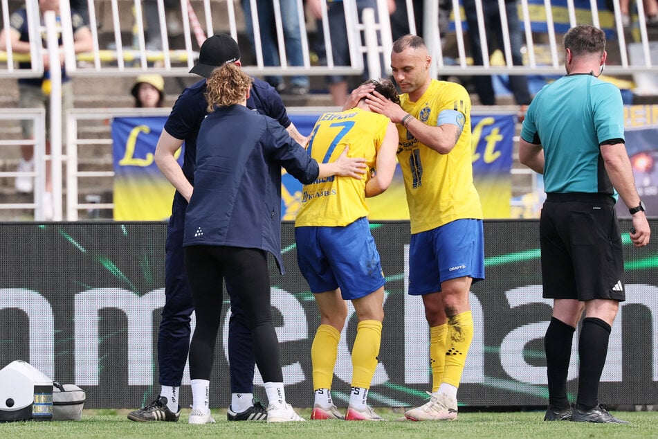 Jonas Arcalean (28) hat sich beim Spiel gegen Halle einen Schlüsselbeinbruch zugezogen. Da half auch der Trost seiner Mitspieler nicht wirklich.