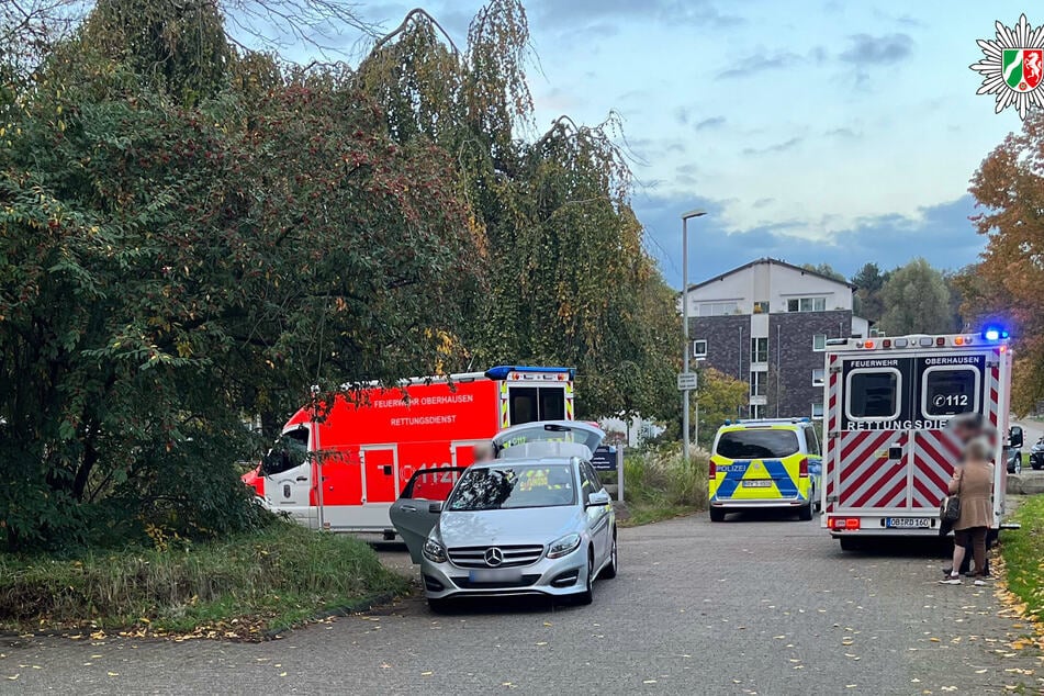 Rettungskräfte kümmerten sich nach dem Unfall um die Verletzten.