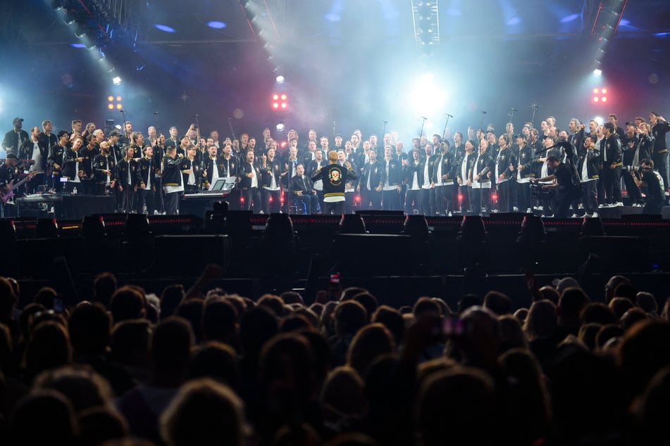 Am Samstag gaben die Hamburger Goldkehlchen ein Konzert im Hamburger Volksparkstadion.