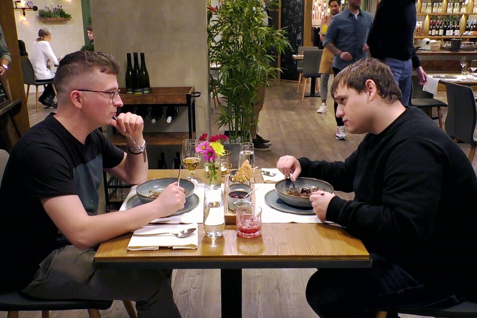 First Dates: "First Dates"-Dilemma: Dieser Anmachspruch löst bei Single-Mann "Angst" aus