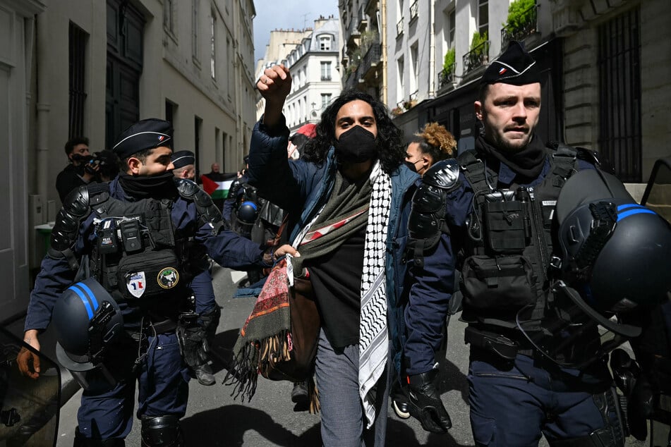 Die Polizei hatte am Freitag einen Sitzstreik pro-palästinensischer Demonstranten in der Eingangshalle der Sciences Po aufgelöst. Die Räumung verlief weitgehend friedlich.