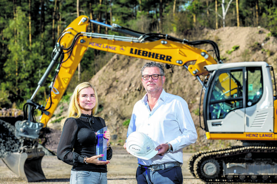 Das Heinz Lange Bauunternehmen gewann 2021 den "Zukunftspreis der Handwerkskammer Dresden". Geschäftsführer Andreas Reck (52) und Personalleiterin Anna Friedrichs (37) sind darauf stolz.