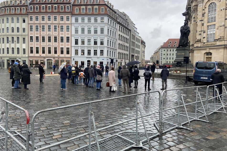 Ein "Querdenker" hatte zur Kundgebung an die Frauenkirche geladen.