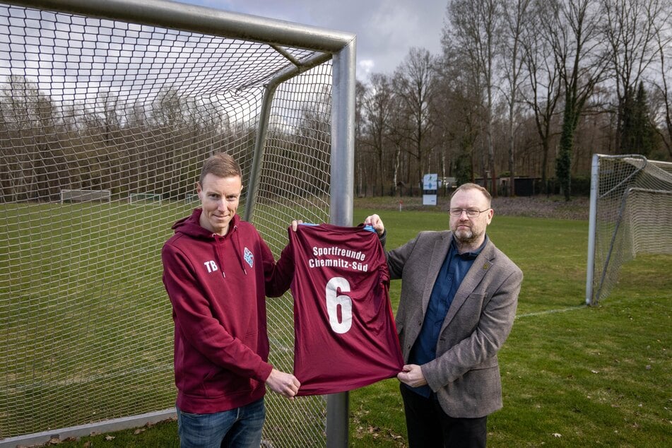 Vereinsvorsitzender Thomas Barthel (41, l.) und Stadtrat Torsten Schmidt (BSW, 60) mit Aymans Trikot.