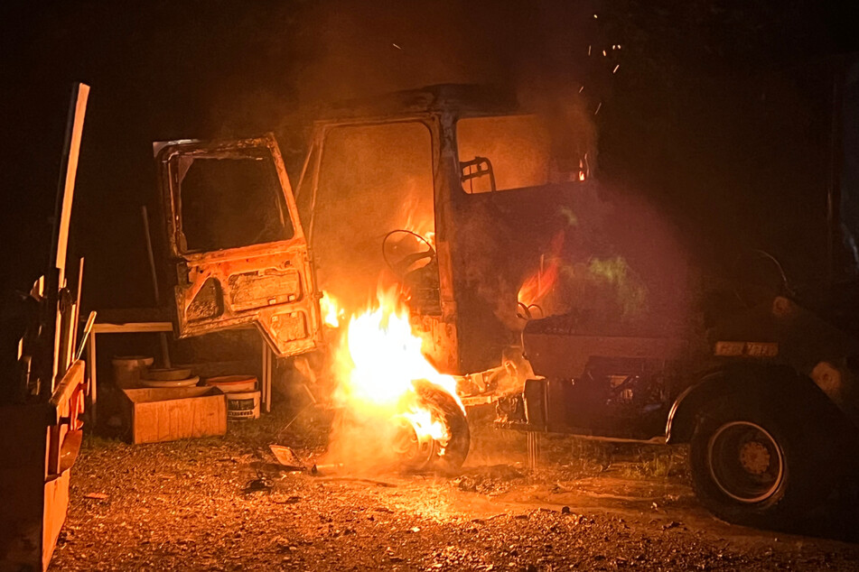 Multicar geht in Flammen auf: Brandstiftung nicht ausgeschlossen