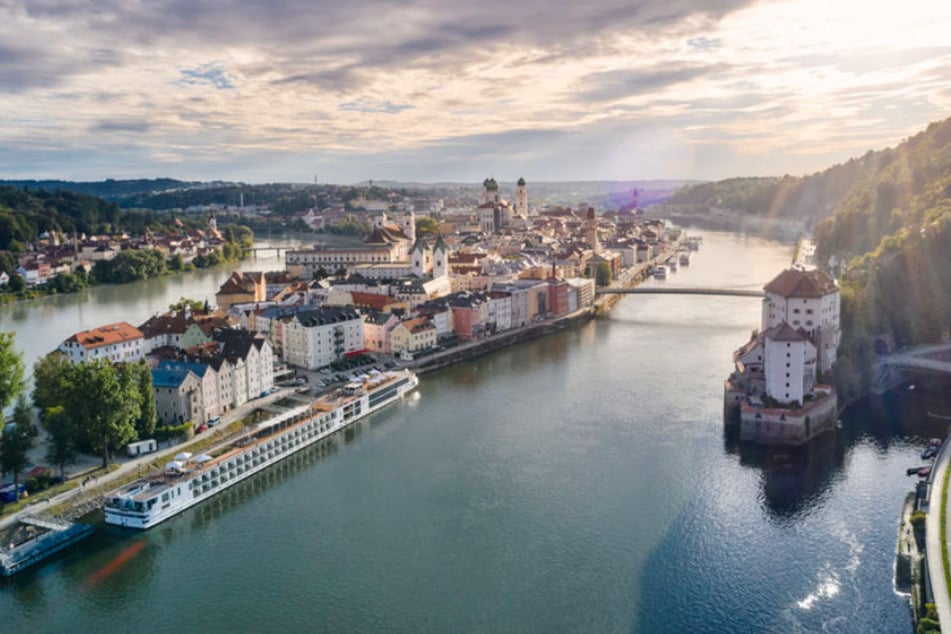 Die Mündung von Donau, Inn und Ilz in Passau. Wegen der Trockenheit und dem damit verbundenen Niedrigwasser der Donau werden Probleme für die Schifffahrt erwartet.