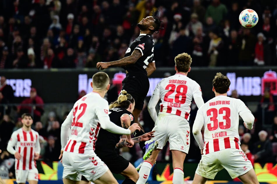 Ricky-Jade Jones (23) schraubte sich in die Luft und erzielte in der vierten Minute der Nachspielzeit den späten Ausgleichstreffer für St. Pauli in Köln.