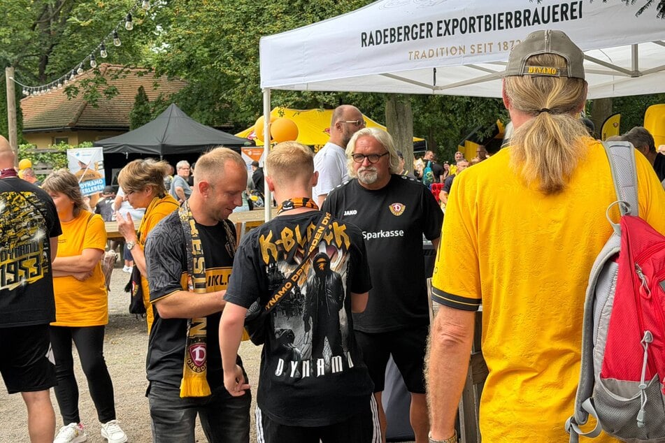Heiko Scholz (60) verteilte zum Frühshoppen in der Torwirtschaft Autogramme.