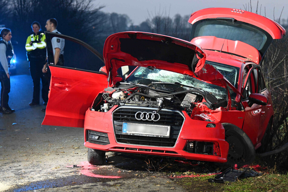 Audi schleudert gegen Baum: Fahrer wird eingeklemmt und schwer verletzt