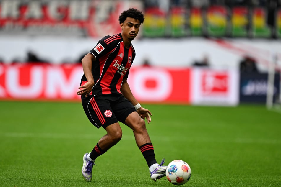 Die Liste der Interessenten an Frankfurts Nathaniel Brown (22) wächst beständig. Jetzt soll auch PSG am Linksverteidiger dran sein.