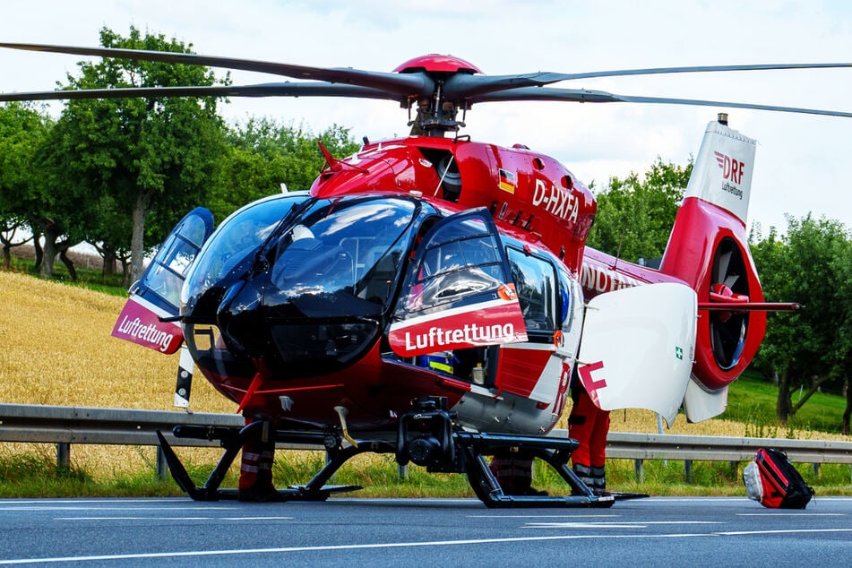 Ein Rettungshubschrauber landete auf der Bundesstraße, um eine schwer verletzte 18-Jährige in eine Klinik zu bringen.