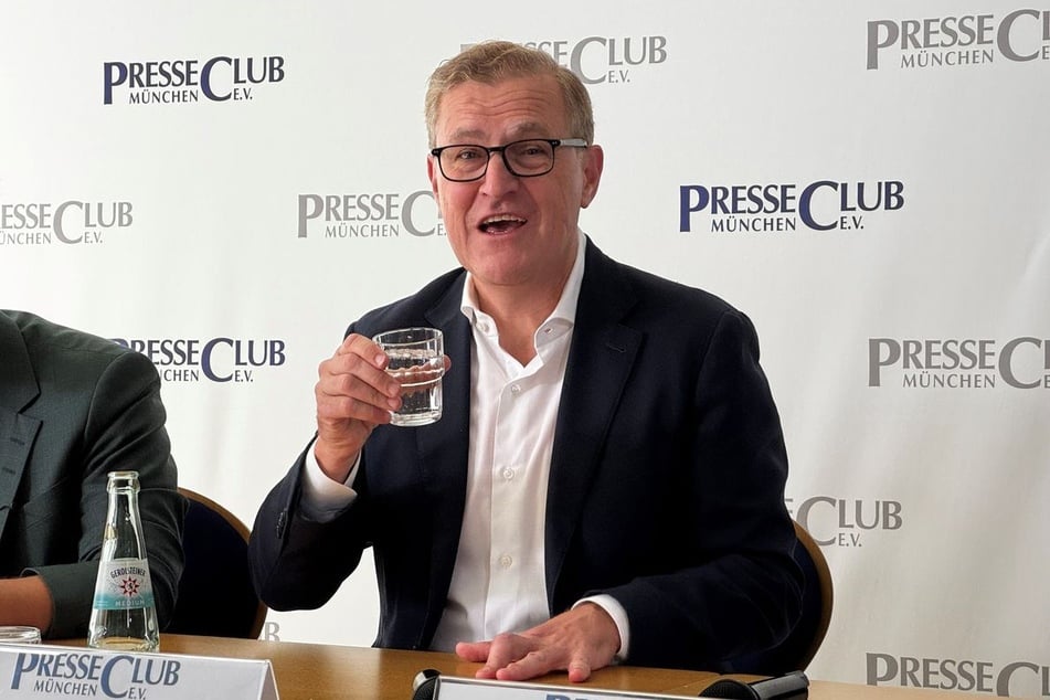 Vorstandschef Jan-Christian Dreesen (58) ist bester Laune: Dem FC Bayern geht es gut.