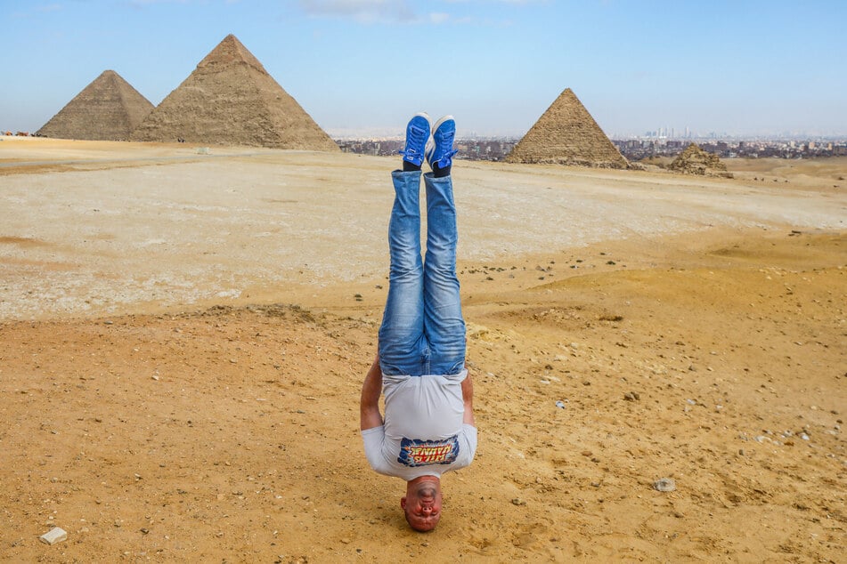 Vor den Pyramiden im ägyptischen Gizeh stellte sich Heiko Hahnewald 2021 auf den Kopf. Noch mehr Fotos gibt's bei "heikohahnyhahnewald" auf Instagram.