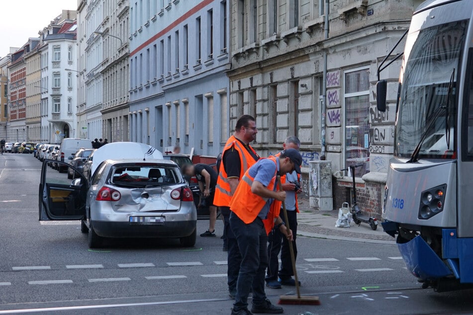 Das gesamte Heck des Autos ist eingedrückt.