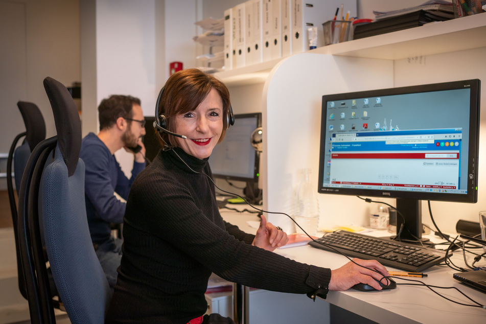 Elke Herfert, Leiterin des Corona Call Centers der Ehrenamtsagentur der AWO Frankfurt, vermittelt Stellen für ehrenamtliches Engagement.