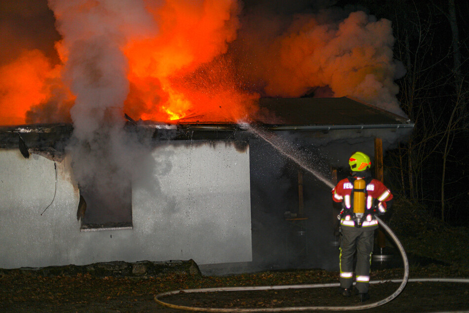 Die Flammen schlugen auch auf das Dach des Gebäudes über.