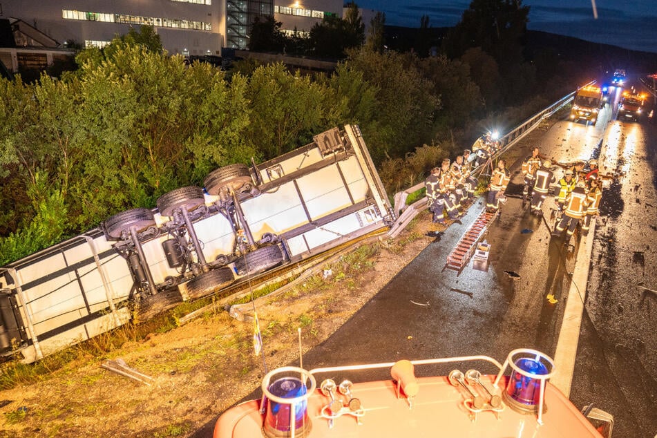 Der Vierzigtonner durchbrach die Leitplanke und landete im angrenzenden Graben.