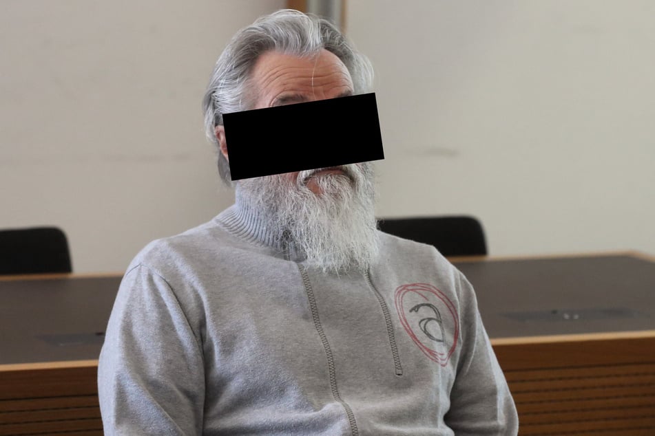 Claus T. (76) bestreitet, überhaupt von dem Mordplan gewusst zu haben. Er will Ramona das Auto für eine illegale Treibjagd organisiert haben.