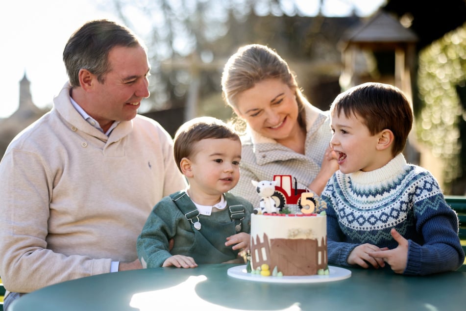 Glücklicher Familienvater Erbgroßherzog Guillaume (43), seine Ehefrau Stéphanie (41) und der kleine Francois (2) feierten am Wochenende den fünften Geburtstag von Sohn Charles.