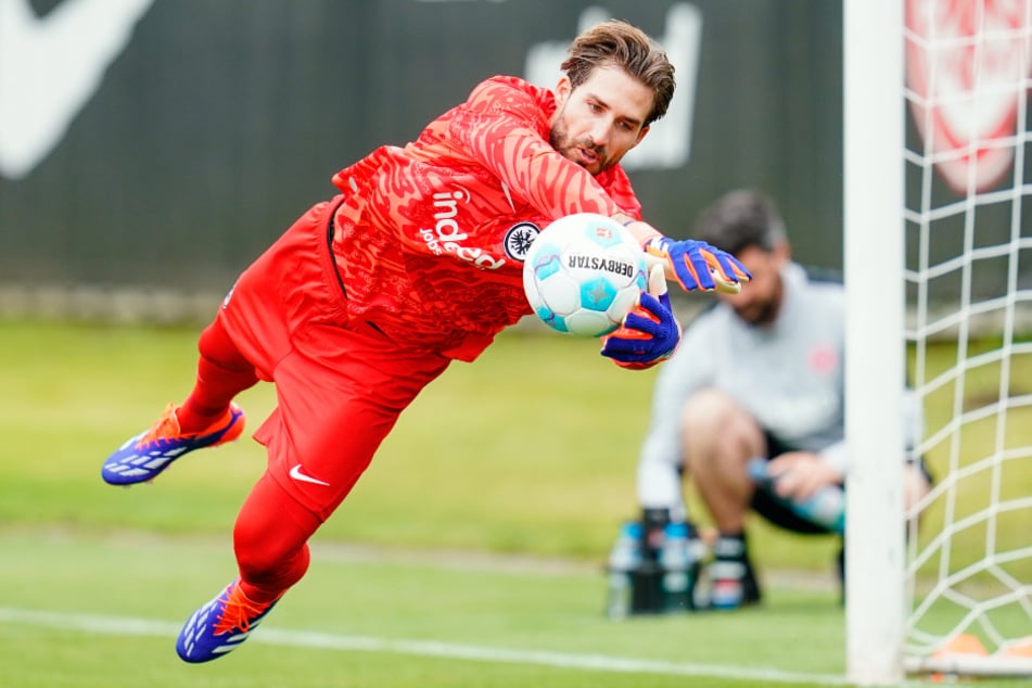 SGE-Stammkeeper Kevin Trapp (34) offenbarte bei der 2:3-Testspielniederlage eklatante Schwächen im Aufbau.