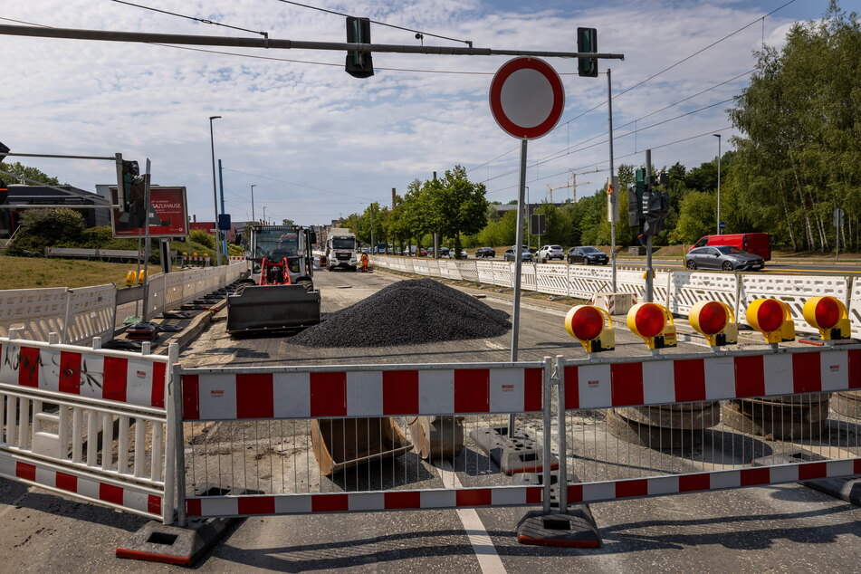 Auf der Zwickauer Straße wird eifrig gebaut. Bis zum 27. August sollen die Arbeiten beendet sein.