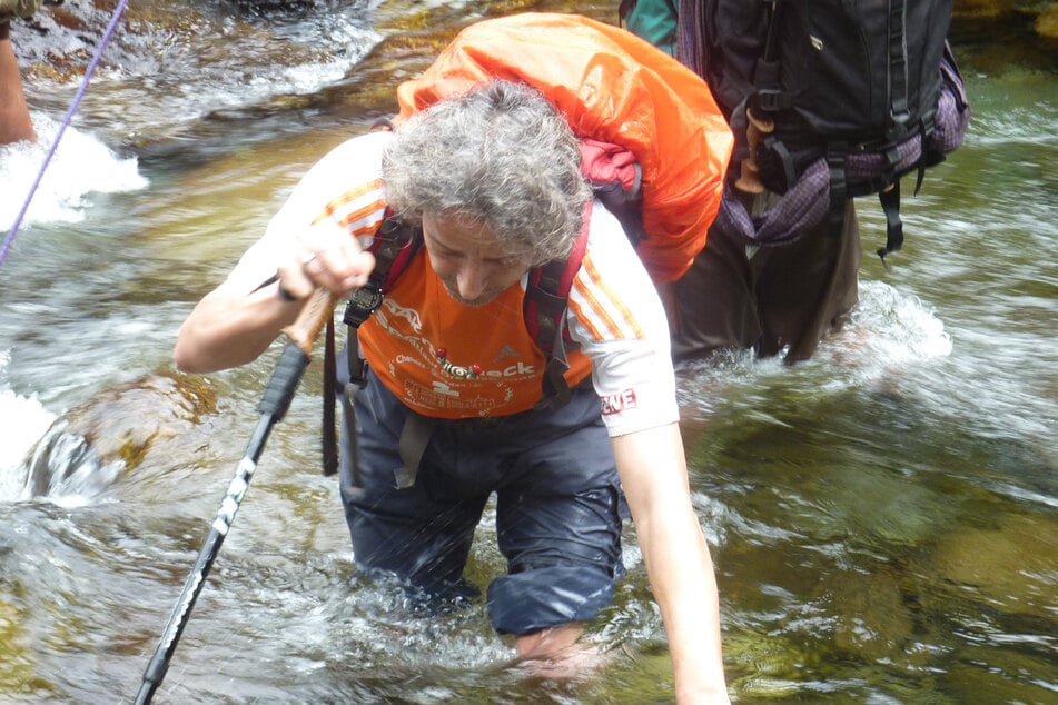 2010 in Myanmar: Wie oft Ray Hartung durch den Fluss waten musste, hat er nicht gezählt.