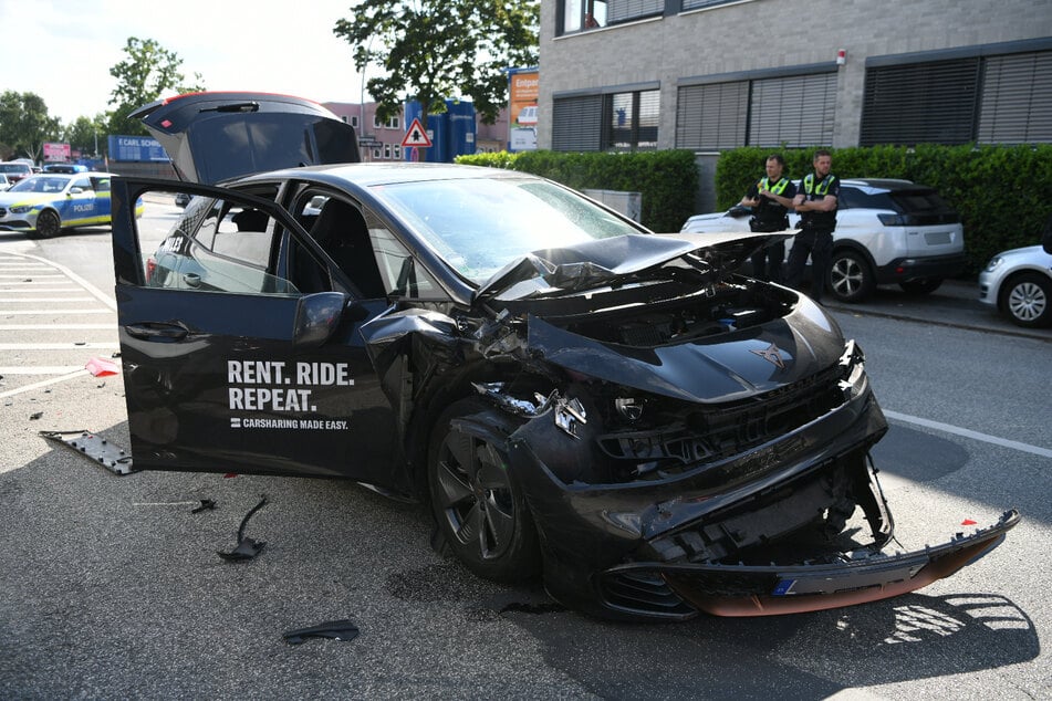 Nach einer Kollision zwischen einem BMW und einem Carsharing-Auto wurde eine Person schwer verletzt ins Krankenhaus gebracht.