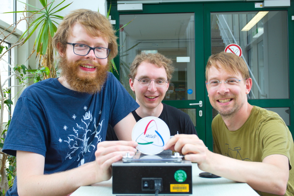 Das Physiker-Team Christoph Schürmann (v.l.), Johann Ostmeyer und Prof. Dr. Carsten Urbach hat herausgefunden, warum Bierdeckel nicht geradeaus fliegen.