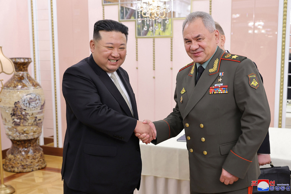 Kim Jong-un (39) und Sergej Schoigu (68) haben sich über militärische Fragen ausgetauscht.