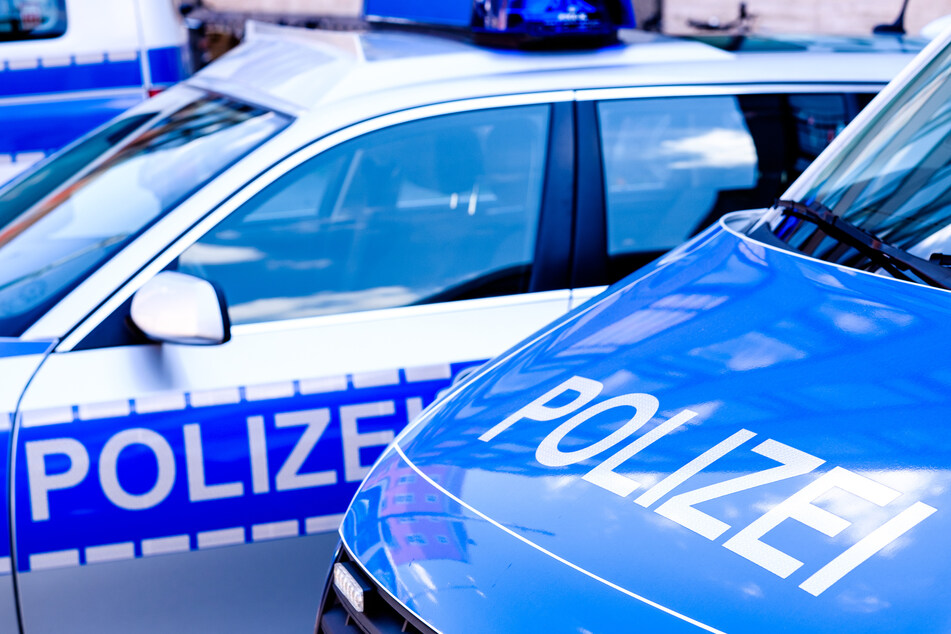 Rettungskräfte sollen noch intensiv versucht haben, die Frau zu versorgen. Schließlich starb sie jedoch noch am Unfallort. (Symbolbild)