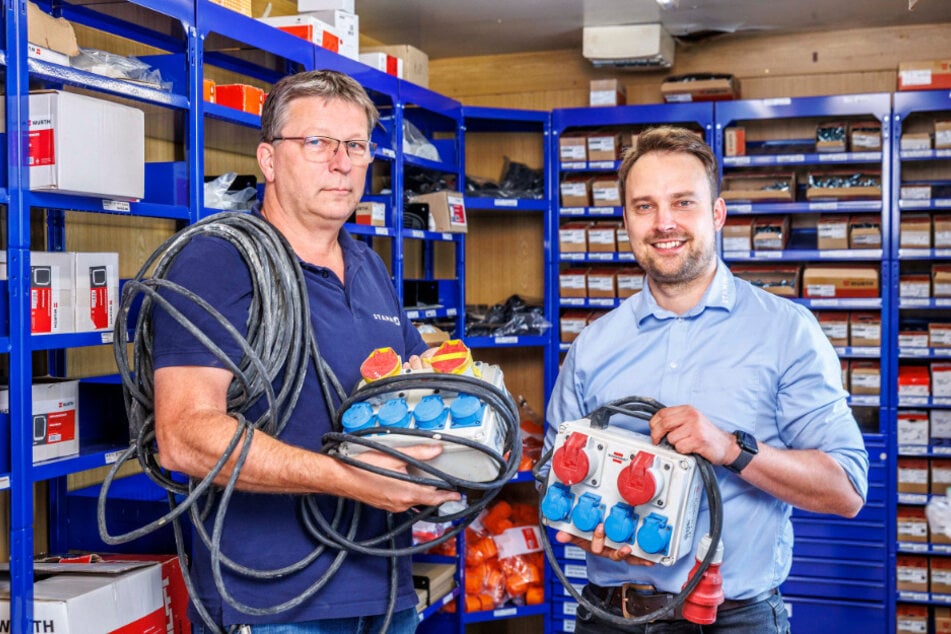 Maik Stamm (40, r.) mit seinem Mitarbeiter Fred Trautewig (62). Der Geschäftsführer hat noch eine Lehrstelle zum Elektroniker für Energie- und Gebäudetechnik zu vergeben.