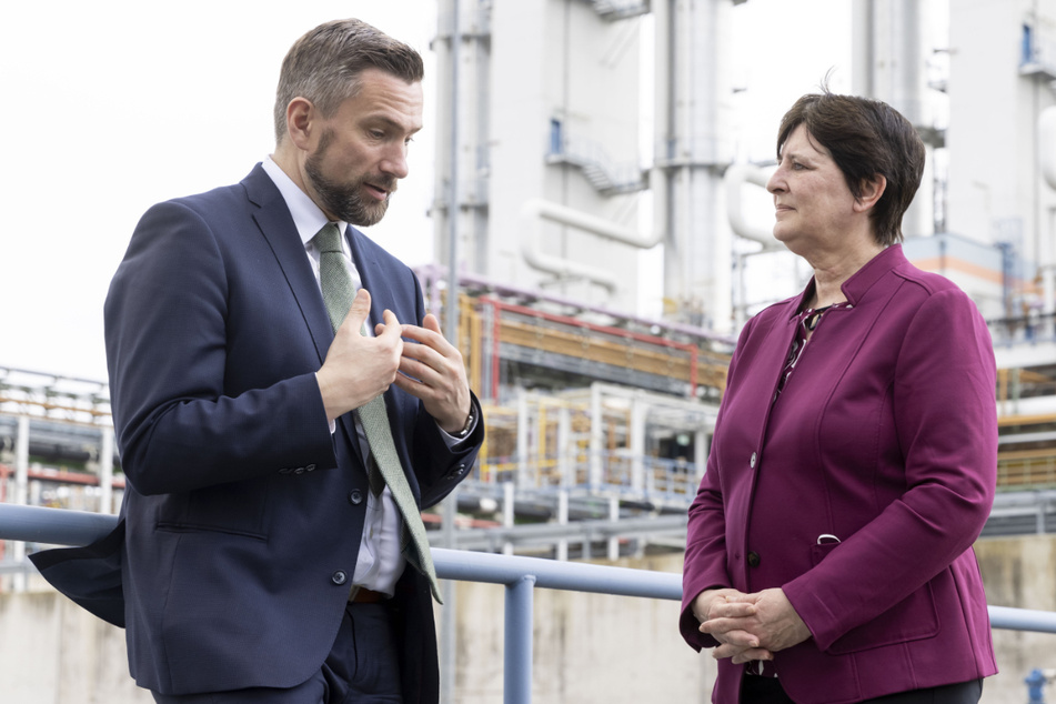 Wirtschaftsminister Martin Dulig (48, SPD, links) sprach bei seinem Besuch im Wacker-Werk in dieser Woche mit Werksleiterin Jutta Matreux (56).