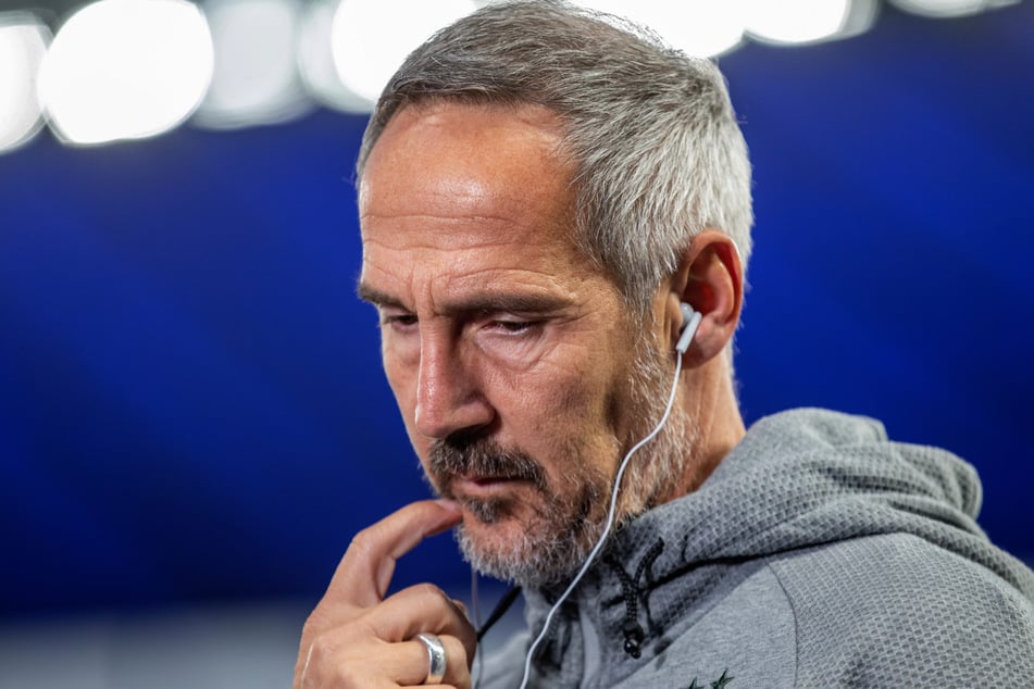 Kaum hatte die Pressekonferenz mit Eintracht-Trainer Adi Hütter (56) begonnen, da musste sie auch schon wieder abgebrochen werden. (Archivfoto)