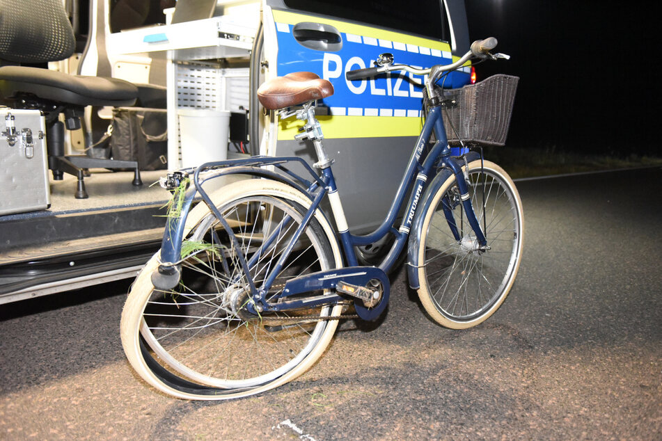 Das zerbeulte Fahrrad der Frau ist vom Unfall gezeichnet.