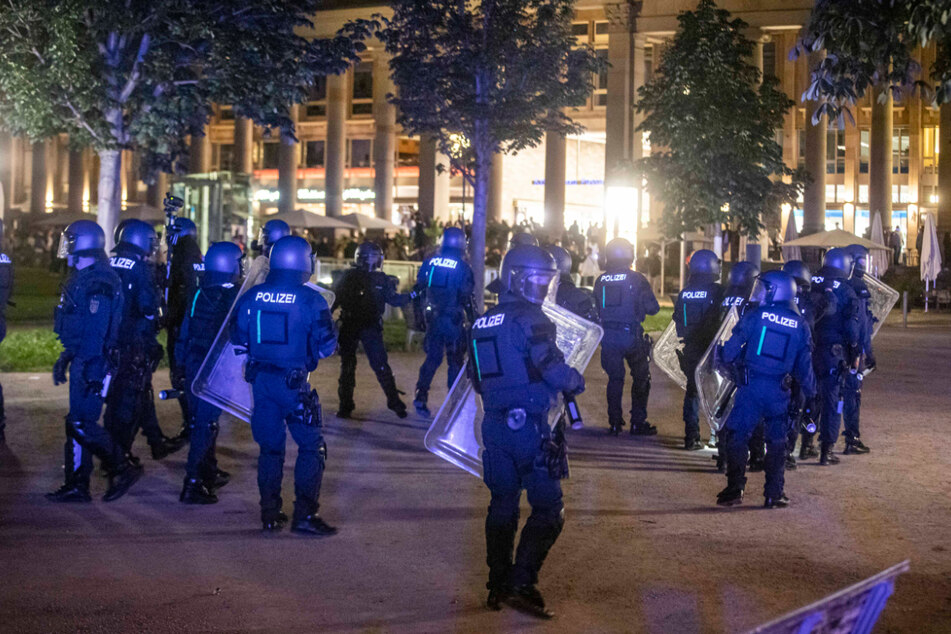 Polizisten in Schutzmontur in der Nacht auf den 21. Juni.