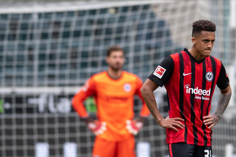 Kevin Trapp (l.) und Tuta sind nach der klaren Niederlage in Mönchengladbach schwer enttäuscht.