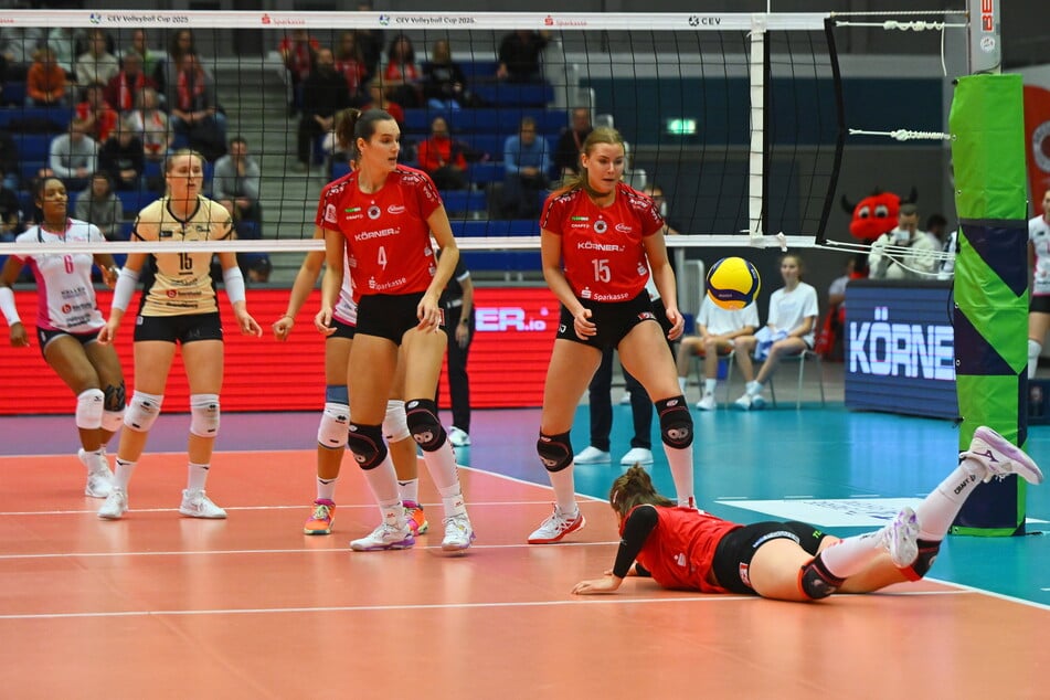 Wieder schlägt der Ball im Dresdner Feld ein. Larissa Winter (20) streckt sich am Boden vergeblich, Nathalie Lemmens (29, l.) und Marta Levinska (23) können nur zuschauen.