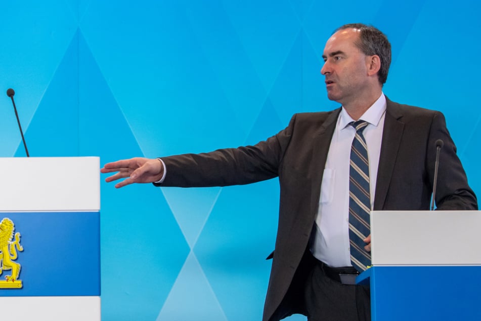 Bayerns Wirtschaftsminister Hubert Aiwanger will ein Ende der abendlichen Ausgangssperren. (Archiv)