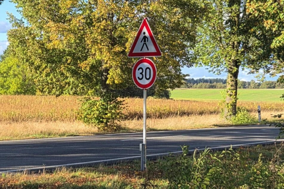 Im Bereich der Unfallstelle ist die Geschwindigkeit vorübergehend herabgesetzt worden.